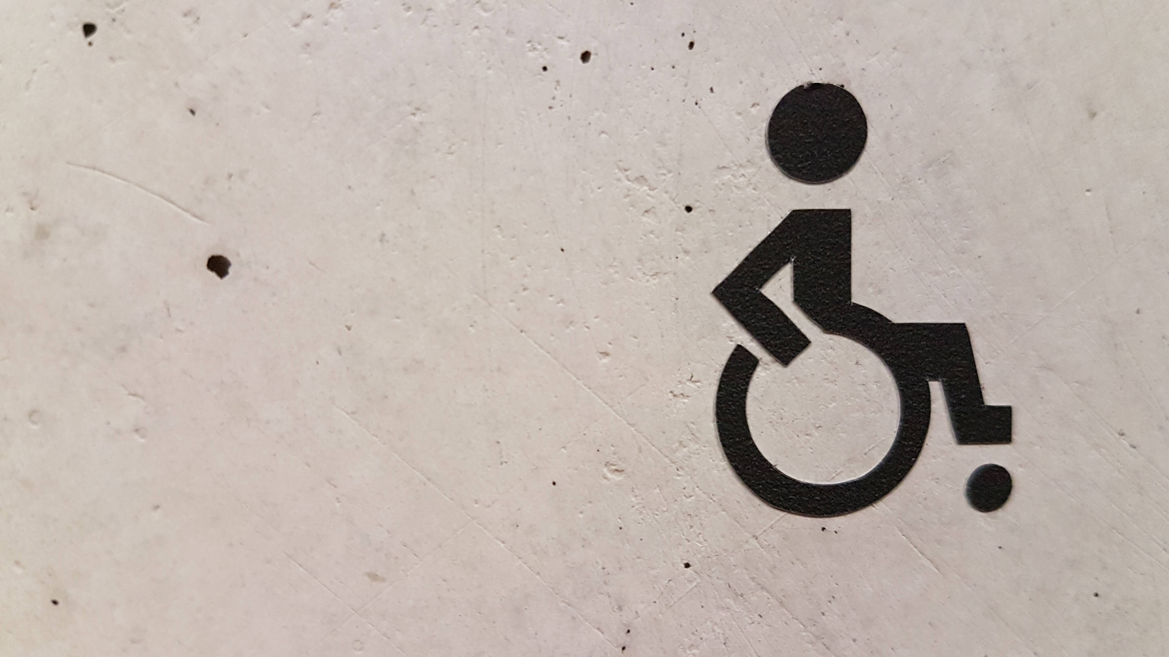 Rampe d'accès pour personne en fauteuil roulant : conseils et informations